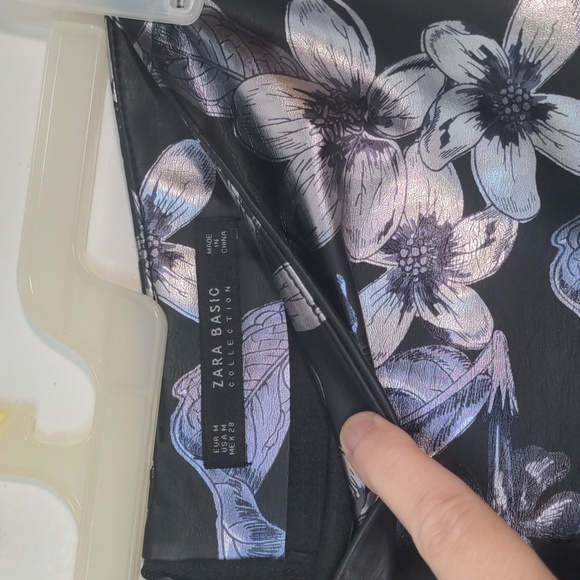 Zara Faux Vegan Leather Metallic Floral Ruffle Mini Skirt Medium - Picture 6 of 8